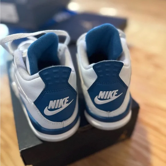 Jordan 4 retros kids PS size 3